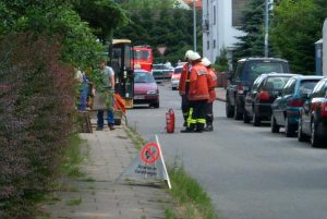 Zur Sicherstellung des Brandschutzes wurden mehrere Pulverlöscher sowie der Pulver-Schnellangriff vom TroTLF16 vorgenommen