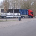 Der LKW mit den Big Bags mit dem durch Pestizide kontaminierten Abfall auf dem abgesperrten Parkplatz