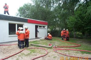 Mit Hochdrucklüftern wurde das Gebäude belüftet. Die gesundheitsschädlichen Brandgase werden damit aus dem Gebäude gedrückt