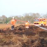 Mit zahlreichen C-Rohren und Forken versuchen die Kräfte dem Flächenbrand Herr zu werden
