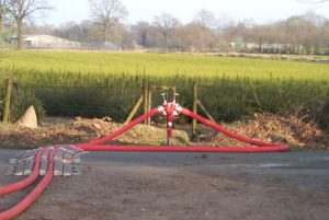 Der einzige Hydrant in der Nähe der Einsatzstelle lieferte im Laufe des dreistündigen Löschangriffes ca. 120.000 Liter Wasser für die Brandbekämpfung und Reinigung der Geräte