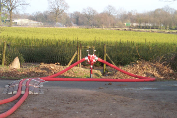 Der einzige Hydrant in der Nähe der Einsatzstelle lieferte im Laufe des dreistündigen Löschangriffes ca. 120.000 Liter Wasser für die Brandbekämpfung und Reinigung der Geräte