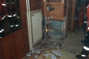 Im Obergeschoss wurden verschiedene Arten Bodenbelag entfernt, um an die Holzdecke zu gelangen