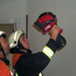 Mit der Wärmebildkamera aus Schenefeld überprüfen Kameraden beider Wehren die Brandstelle