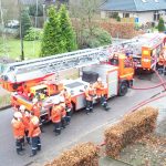 Kräfte der Feuerwehr Pinneberg und des Rettungsdienstes in Wartestellung während der Gebäudeüberprüfung nach Glutnestern