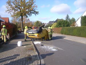 Anschlagen des Stahlseils zum Umdrehen des Fahrzeuges