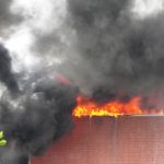 Das Feuer ist durch das Dach durchgebrochen