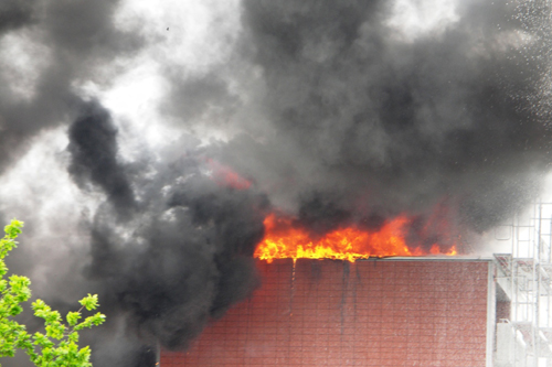 Das Feuer ist durch das Dach durchgebrochen