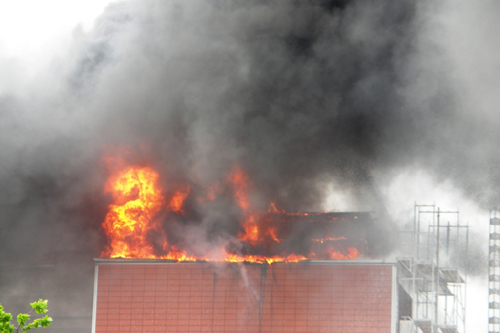 Das komplette Dach steht in Flammen, eine gewaltige schwarze Rauchwolke steht über Pinneberg