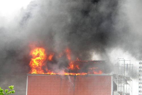 Das komplette Dach steht in Flammen, eine gewaltige schwarze Rauchwolke steht über Pinneberg