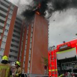 Die ersten Einsatzkräfte treffen ein und bauen den Löschangriff auf