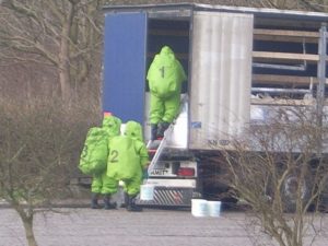 Ein Trupp unter CSA bringt Chemikalienbinder auf der Ladefläche aus