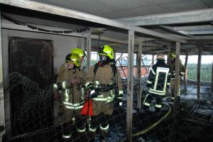 Selten konnten wir nach einem solch großen Feuer eine so aufgeräumte Einsatzstelle hinterlassen. Fast kein Wasser in der Etage des Speichers und alle Wohnungen darunter sind trocken, als wäre nichts gewesen