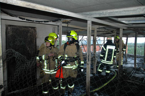 Selten konnten wir nach einem solch großen Feuer eine so aufgeräumte Einsatzstelle hinterlassen. Fast kein Wasser in der Etage des Speichers und alle Wohnungen darunter sind trocken, als wäre nichts gewesen