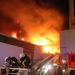 Das Feuer auf der Ostseite. Links ist die Lagerhalle zu sehen, welche letztlich gehalten werden konnte
