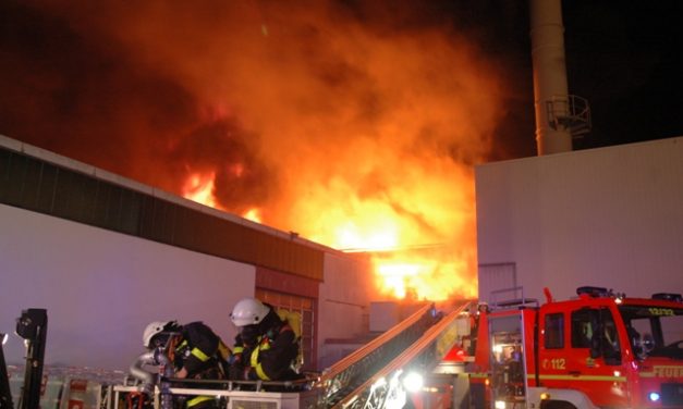brennt Produktionshalle