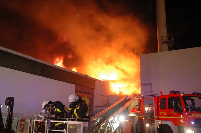 Das Feuer auf der Ostseite. Links ist die Lagerhalle zu sehen, welche letztlich gehalten werden konnte