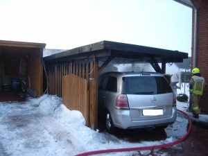 Das direkt daneben stehende Carport wurde nur leicht beschädigt