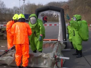 Der CSA-Trupp wird nach seinem Einsatz provisorisch dekontaminiert