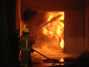Brandbekämpfung aus der Lagerhalle in die Produktionshalle