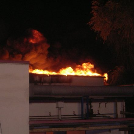 Das Feuer ist großflächig durchs Dach gebrannt