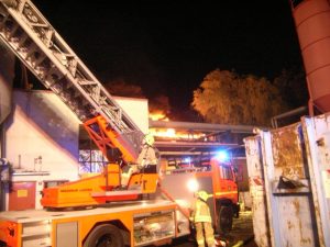 Die Pinneberger Drehleiter wird für den Einsatz vorbereitet
