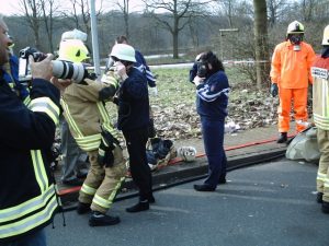 Der CSA-Trupp hat seine Anzüge ausgezogen und zieht nun wieder seine normale Schutzbekleidung an