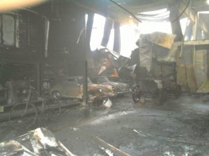 Zerstörte Porsche in der Halle