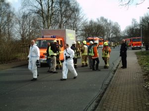 Die Kameraden in den weißen Schutzanzügen werden den LKW zu der Sondermüllverbrennungsanlage in Brunsbüttel fahren
