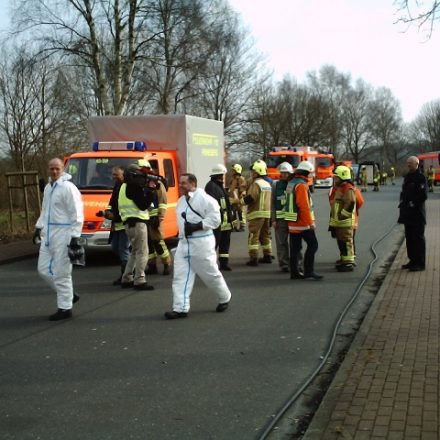 Die Kameraden in den weißen Schutzanzügen werden den LKW zu der Sondermüllverbrennungsanlage in Brunsbüttel fahren