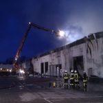 Brandbekämpfung mit Hilfe des Teleskopmastfahrzeuges der Berufsfeuerwehr Hamburg