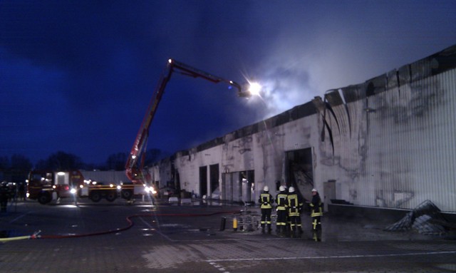 Brandbekämpfung mit Hilfe des Teleskopmastfahrzeuges der Berufsfeuerwehr Hamburg