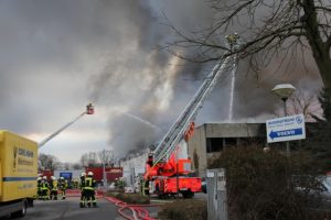Brandbekämpfung mit zwei Drehleitern