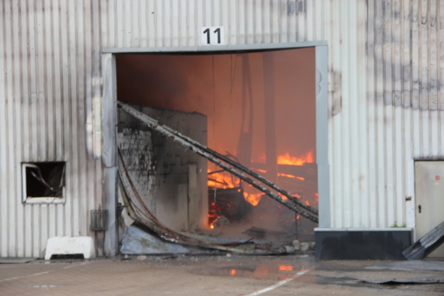 Feuer in der größtenteils eingestürzten Halle