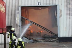 Die Halle konnte zur Brandbekämpfung nicht betreten werden