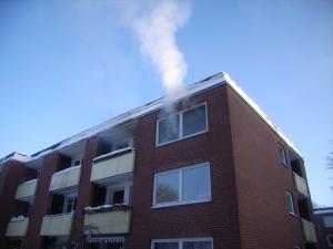 Rauchentwicklung aus dem Fenster im 2.OG