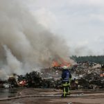 Der Müll wurde mit Radladern nach draußen befördert um ihn abzulöschen.