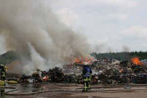 Der Müll wurde mit Radladern nach draußen befördert um ihn abzulöschen.