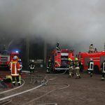 Am Anfang wurde versucht mit den TLF das Feuer zu bekämpfen. Durch sehr mangelhafte Löschwasserversorgung gelang dies aber nicht.