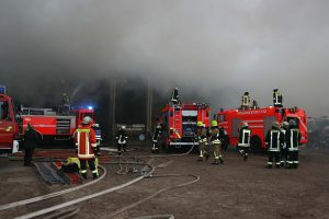 Am Anfang wurde versucht mit den TLF das Feuer zu bekämpfen. Durch sehr mangelhafte Löschwasserversorgung gelang dies aber nicht.