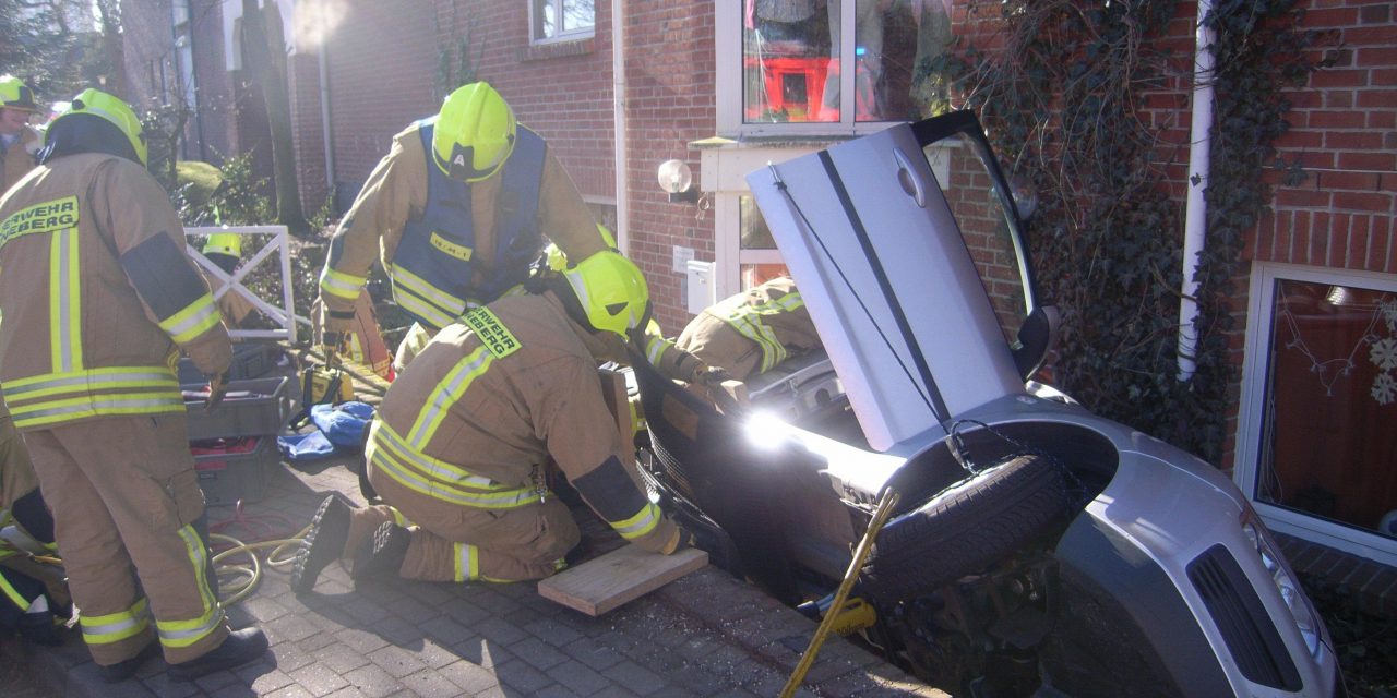 Verkehrsunfall mit eingeklemmter Person