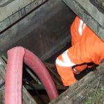 Ein Mitarbeiter der Bahn begutachtet die Schadenslage im entwässerten und belüfteten Schacht