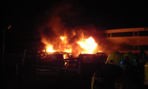 Brennen Bürocontainer und PKW