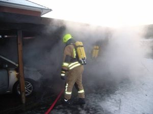 Brandbekämpfung im Carport-Anbau