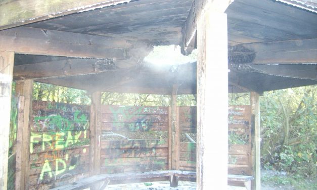 Brennt Unterstand auf Spielplatz