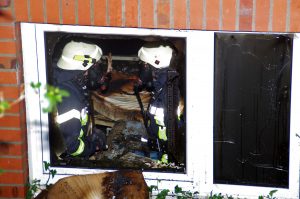 Einsatzkräfte im Bettenlager