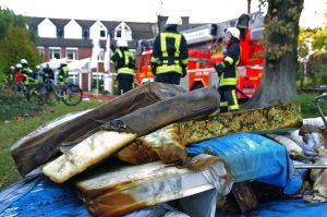 Brennende Matrazen wurden nach draußen geschafft....