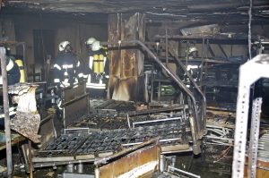 Blick in das ausgebrannte Bettenlager