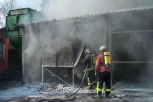 Das Löschpulver brachte den erhofften Erfolg und erstickte die Flammen schnell