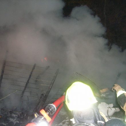 Der Zugang zu den Brandnestern war durch diverses Lagermaterial erschwert